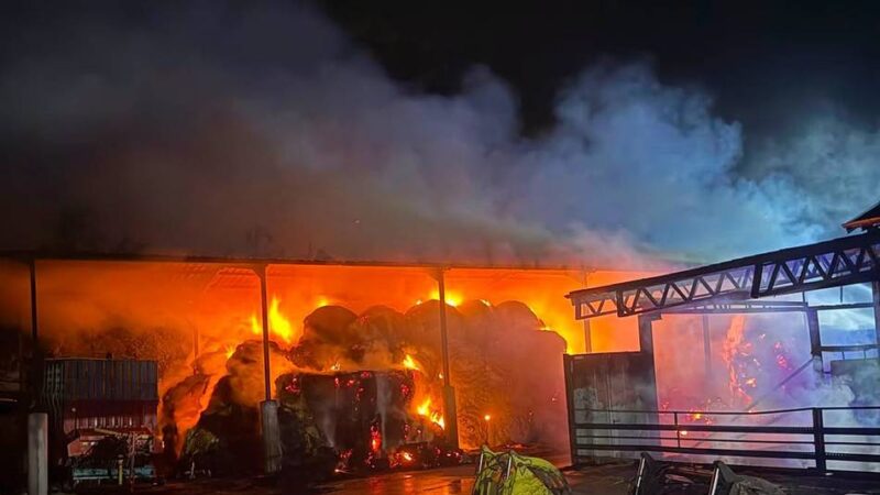 Großeinsatz der Feuerwehr: Scheune samt Heuballen brennt in Kervenheim