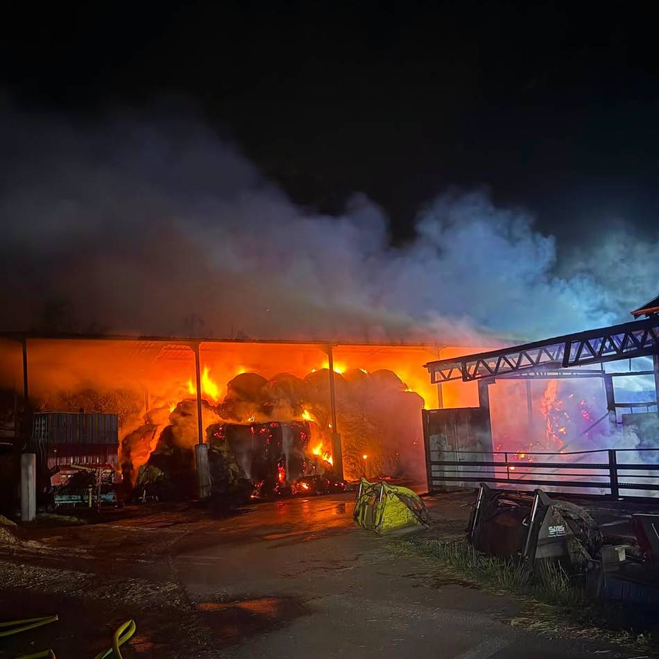 Großeinsatz der Feuerwehr: Scheune samt Heuballen brennt in Kervenheim