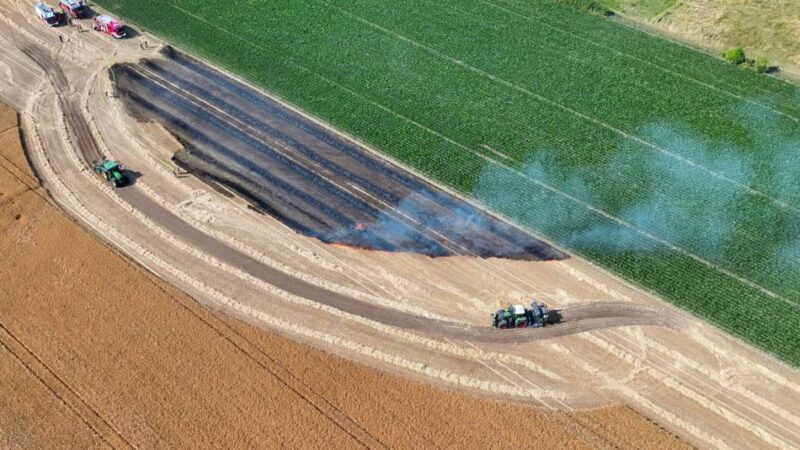 Einsatz der Feuerwehr bei 40 Grad: Feld bei Alpen entzündet sich bei Erntearbeiten