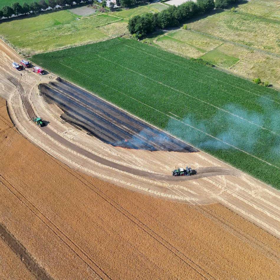 Einsatz der Feuerwehr bei 40 Grad: Feld bei Alpen entzündet sich bei Erntearbeiten