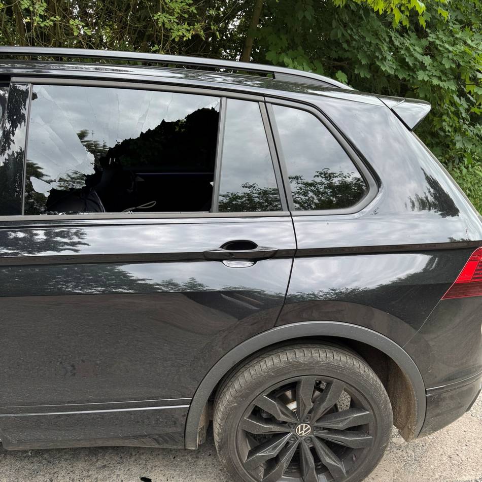 Autoscheibe in Düsseldorf eingeschlagen: Krefelder Lehrerin wird Tablet-PC mit Notenlisten gestohlen
