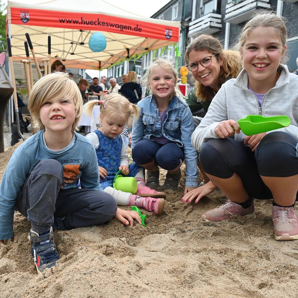 Stadtentwicklung in Hückeswagen: Spatenstich und Sammelaktion am Wilhelmplatz