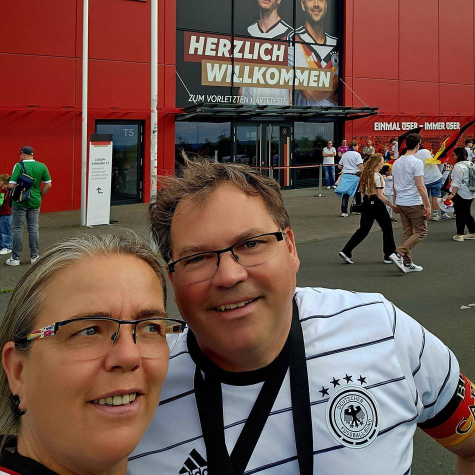 Konzert in Düsseldorf: Wie Robbie Williams einem Moerser Ehepaar ein Deutschlandtrikot „klaute“