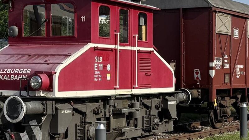 E11 wird Museumsstück bei Ratinger Firma: Eisenbahn-Fan rettet Leverkusens Lok vor dem Schrottplatz