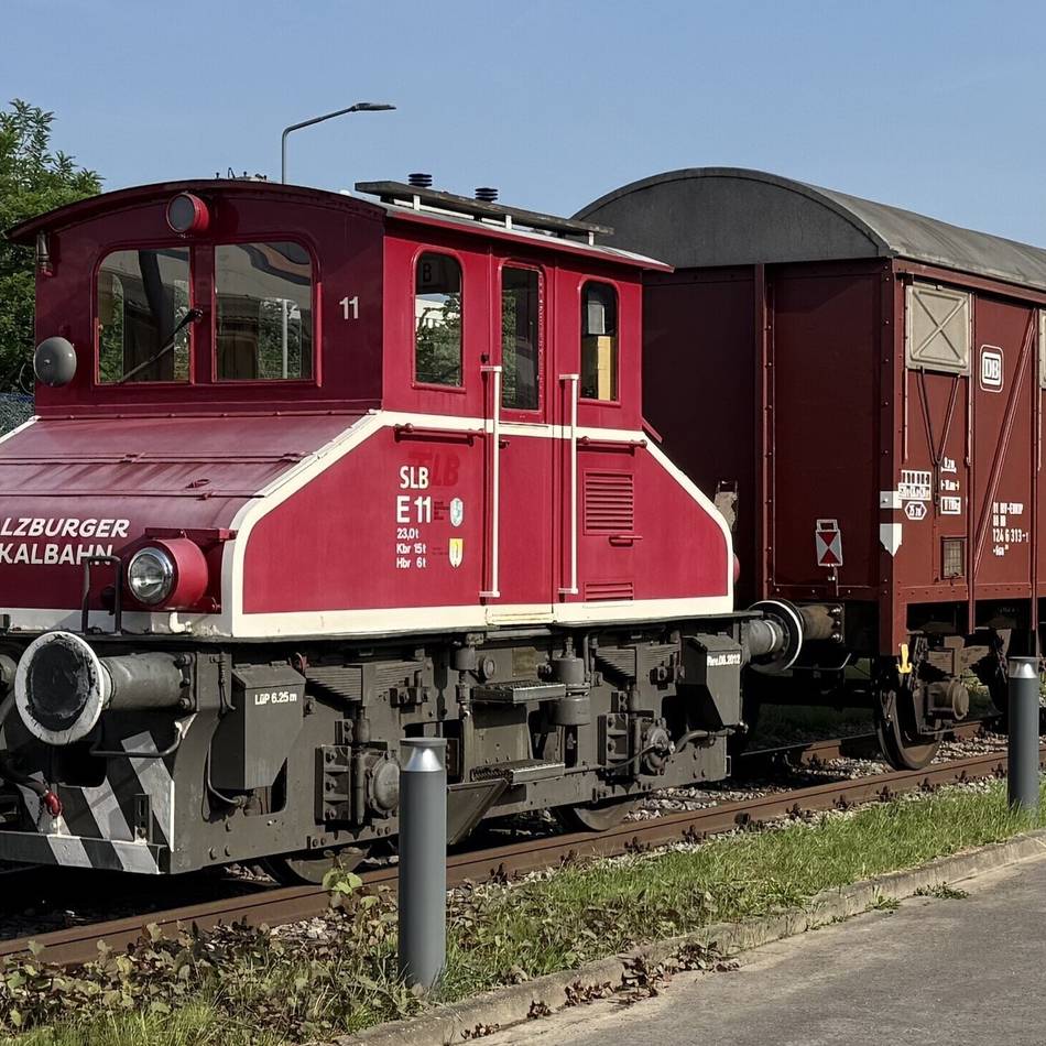 E11 wird Museumsstück bei Ratinger Firma: Eisenbahn-Fan rettet Leverkusens Lok vor dem Schrottplatz