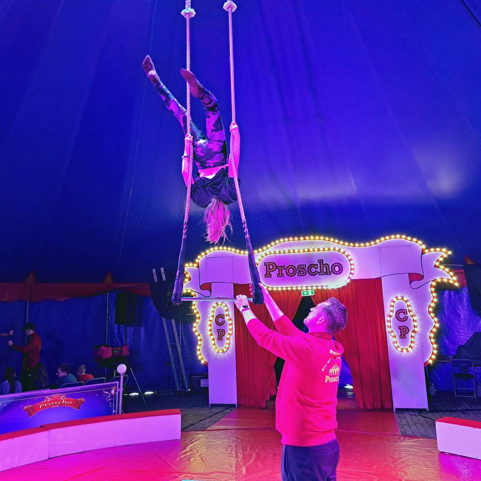 Zirkus Proscho macht Station in Hückeswagen: Schüler trainieren in der Zirkus-Manege für die großen Aufführungen