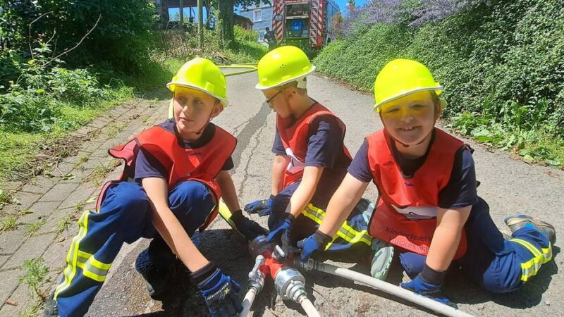 Erster Aktionstag der Kinderfeuerwehr Hückeswagen: Feuerwehrnachwuchs rückt zu Einsätzen aus