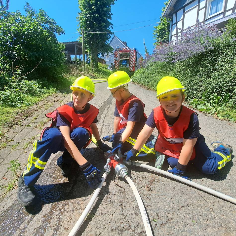 Erster Aktionstag der Kinderfeuerwehr Hückeswagen: Feuerwehrnachwuchs rückt zu Einsätzen aus