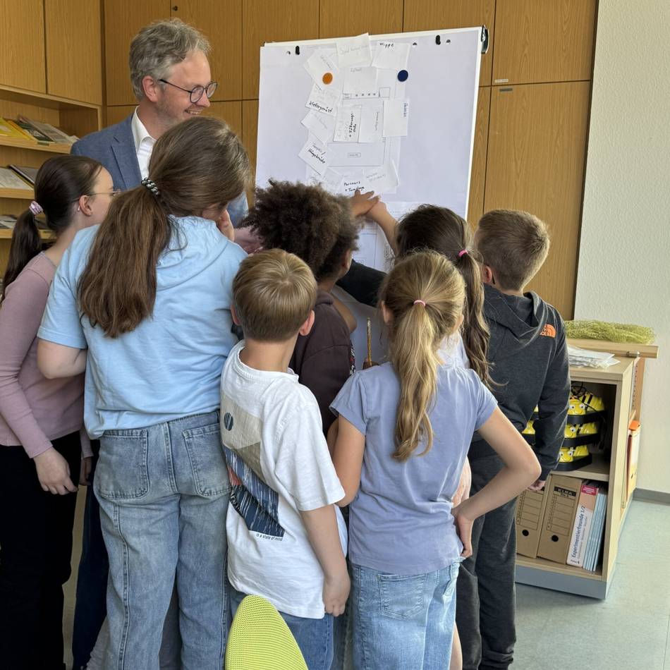 Bürgermeister besucht Grundschule Wankum: Schüler präsentieren Ideen zur Gestaltung des Außenspielbereichs