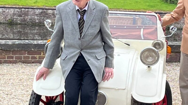 Runder Geburtstag im Schloss Wissen: Fritz Graf von Loë feiert 100. Geburtstag