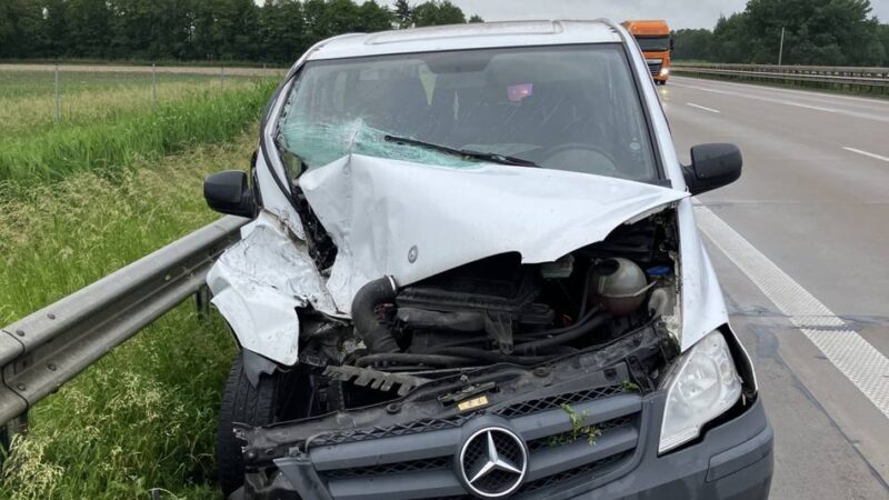Ursache Sekundenschlaf?: Mönchengladbacher fährt ungebremst in Sattelzug