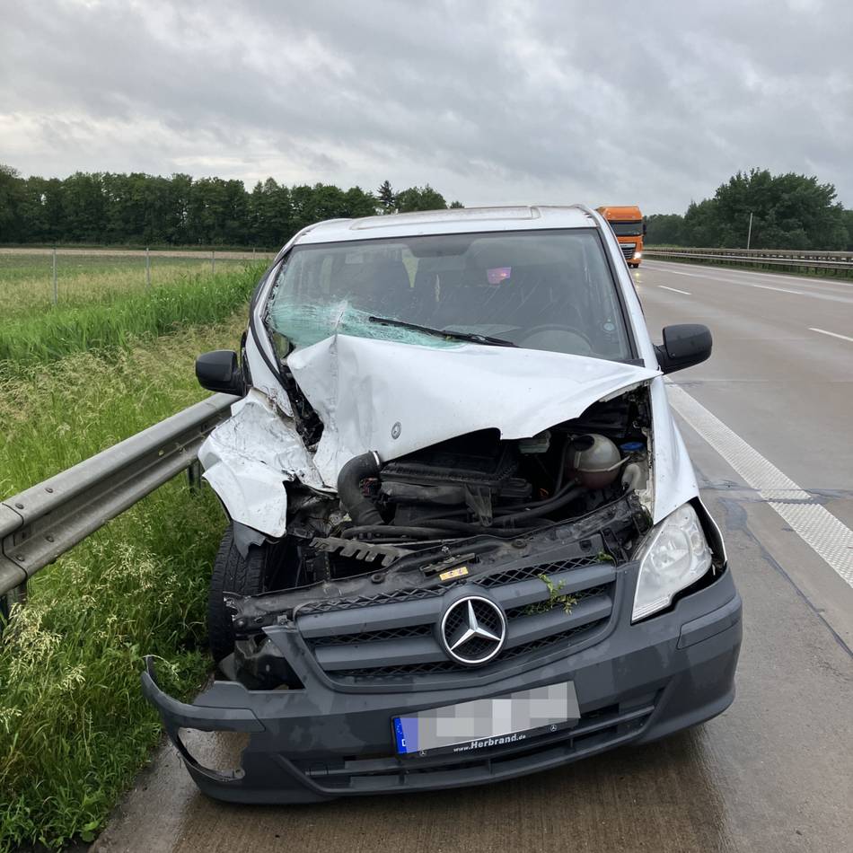 Ursache Sekundenschlaf?: Mönchengladbacher fährt ungebremst in Sattelzug