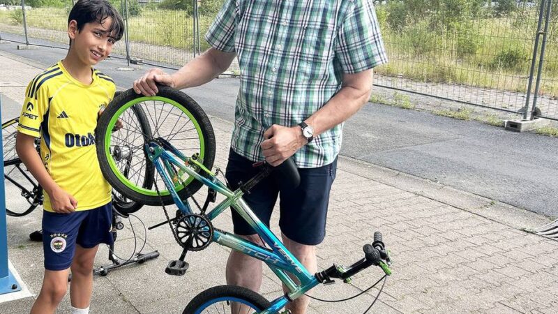 Aktion von Naturgut Ophoven und ADFC: Fahrradwerkstatt macht Kinderräder flott