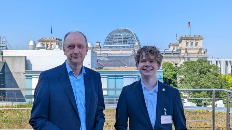 Schüler aus Langenfeld: Paul Kuypers berichtet Abgeordnetem Klaus Wiener von USA-Jahr