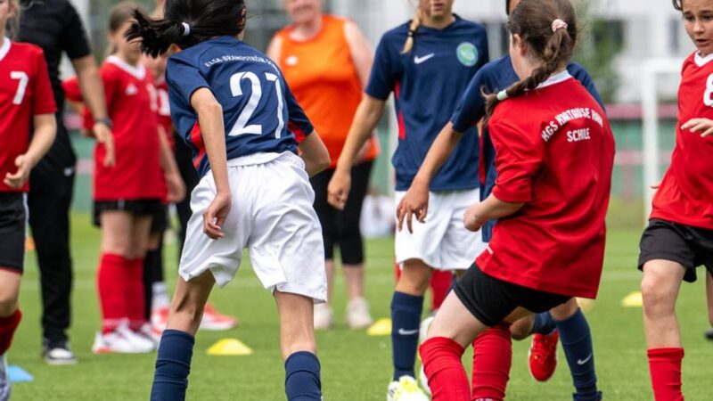 Fußballturnier für Kinder: 380 Schülerinnen kicken beim „Mädchen-Grundschul-Cup“ in Düsseldorf