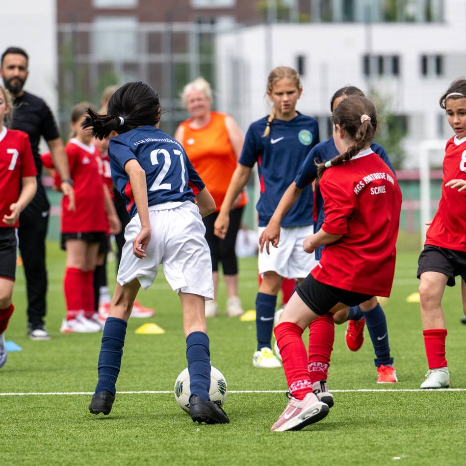 Fußballturnier für Kinder: 380 Schülerinnen kicken beim „Mädchen-Grundschul-Cup“ in Düsseldorf