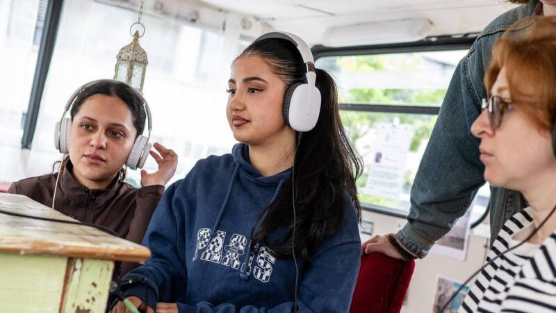 Mobile Ausstellung in Düsseldorf: „HörBus Nahost“ setzt auf Schulhöfen Zeichen gegen Hass