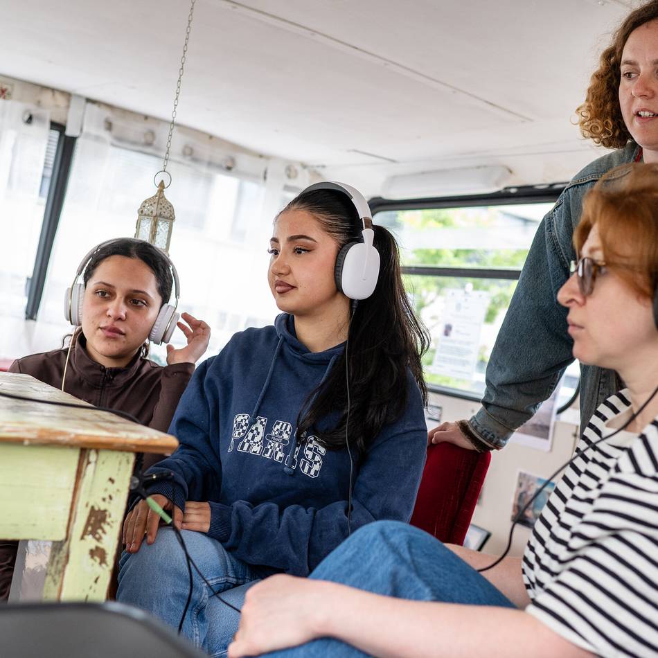 Mobile Ausstellung in Düsseldorf: „HörBus Nahost“ setzt auf Schulhöfen Zeichen gegen Hass