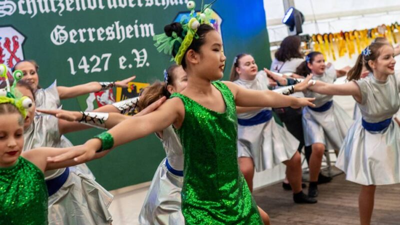 Brauchtum in Düsseldorf: Gerresheimer Reiter-Corps feiert 100 Jahre im Festzelt