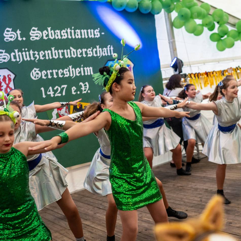 Brauchtum in Düsseldorf: Gerresheimer Reiter-Corps feiert 100 Jahre im Festzelt