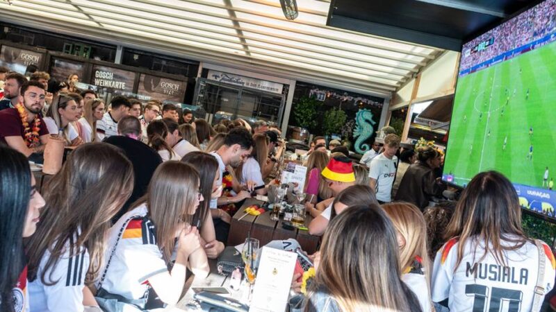 Fußball WM 2026: Fußball-Fans feiern Auftaktsieg in der Düsseldorfer Innenstadt