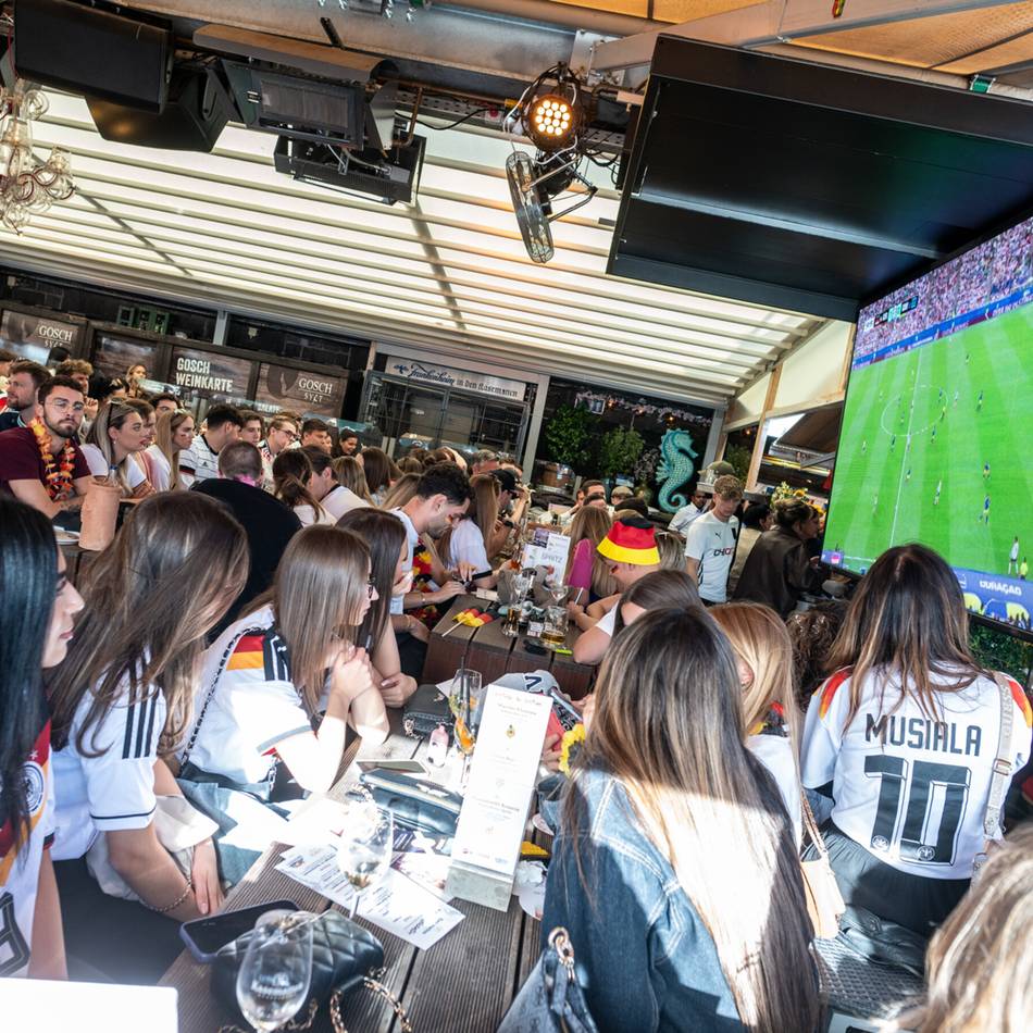 Fußball WM 2026: Fußball-Fans feiern Auftaktsieg in der Düsseldorfer Innenstadt