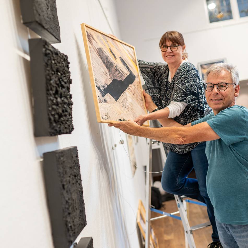 Kunstraum Neuss: Tagebau trifft Namibia – Ausstellung „Erdverbunden“ eröffnet