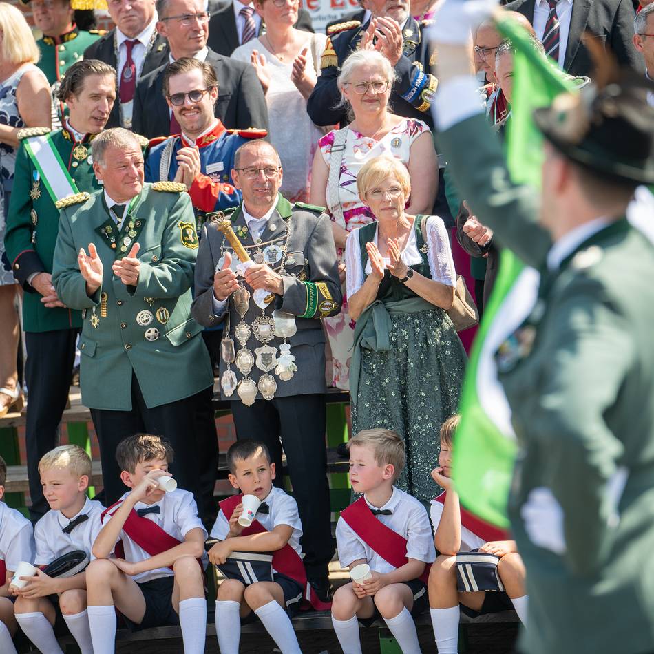 Bruderschaft findet Kompromisse: Schützenfest und Fußball – Hoisten kann beides