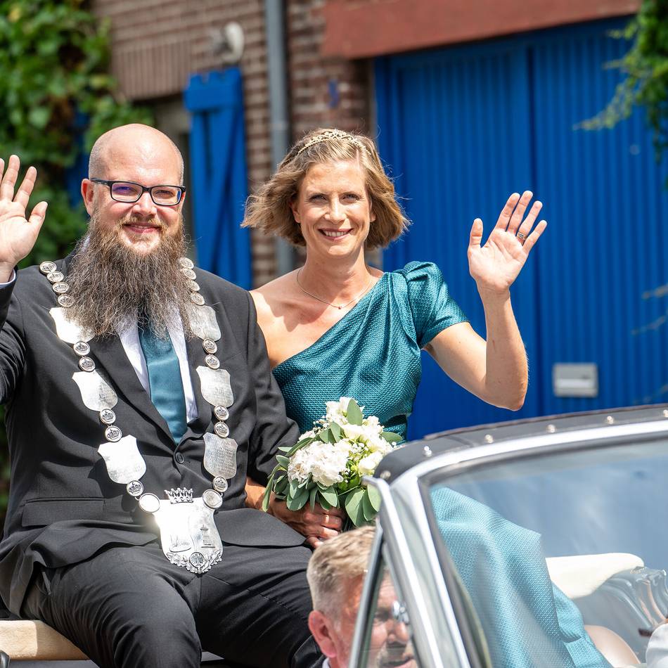 Beim Schützenfest in Bedburdyck: Ford-Oldtimer ersetzt Kutsche