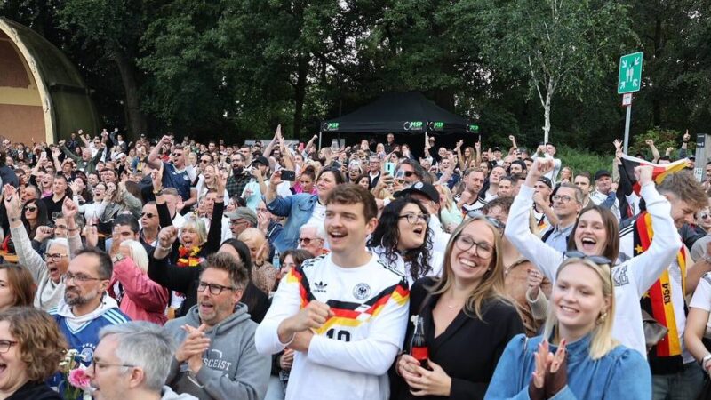 Ein Fußballfest in Mönchengladbach: Zahlreiche Fans feiern den Sieg gegen Curaçao im Kaiserbiergarten