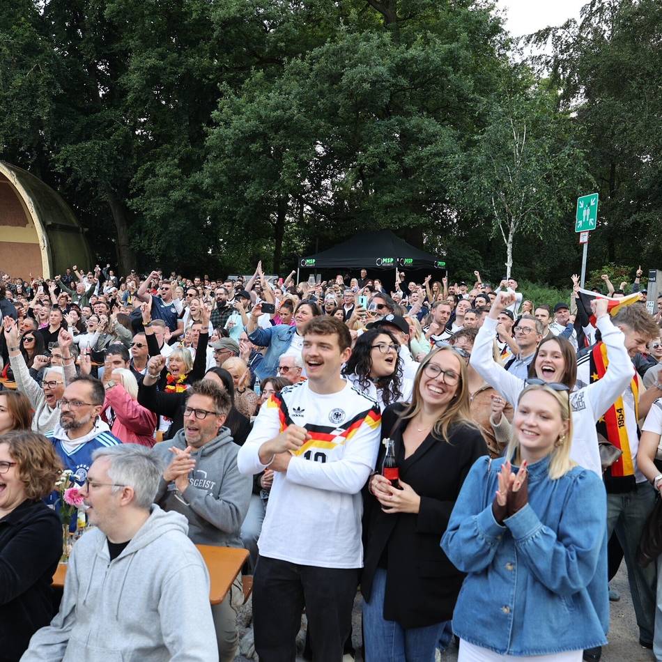 Ein Fußballfest in Mönchengladbach: Zahlreiche Fans feiern den Sieg gegen Curaçao im Kaiserbiergarten