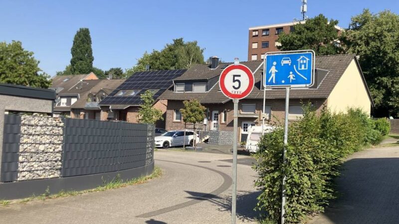 Sperrung der Jülicher Straße in Grevenbroich: Umleitung durch Spielstraße sorgt für Frust bei Anwohnern