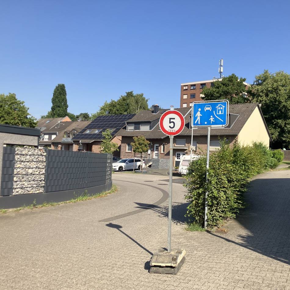 Sperrung der Jülicher Straße in Grevenbroich: Umleitung durch Spielstraße sorgt für Frust bei Anwohnern
