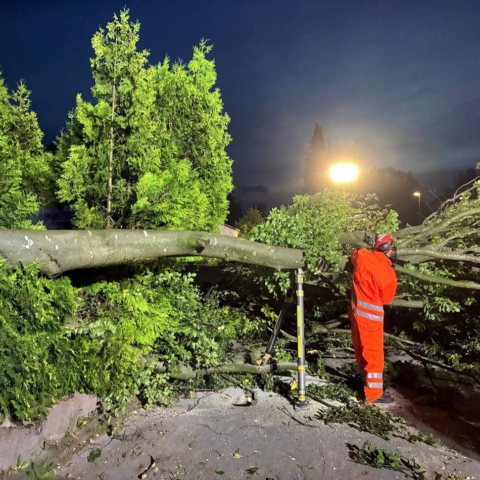Einsatzreiche Nacht für die Feuerwehren: Sturm hinterlässt Spur der Verwüstung