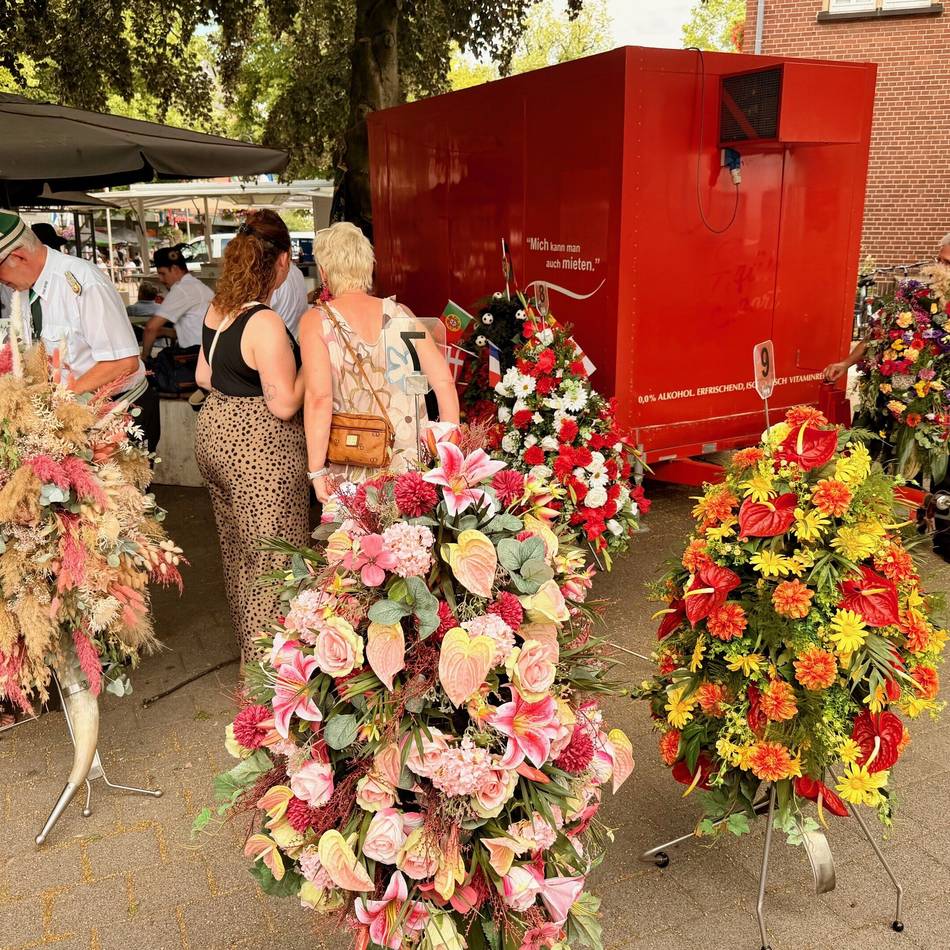 Schützenfest in Dormagen: Erster Platz für ein Horn mit Trockenblumen
