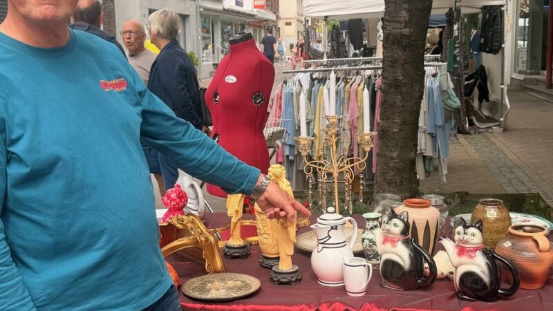 Zwischen lachender Kaffeekanne und Hochzeitsglück: Auf Schatzsuche beim Dormagener Citytflohmarkt