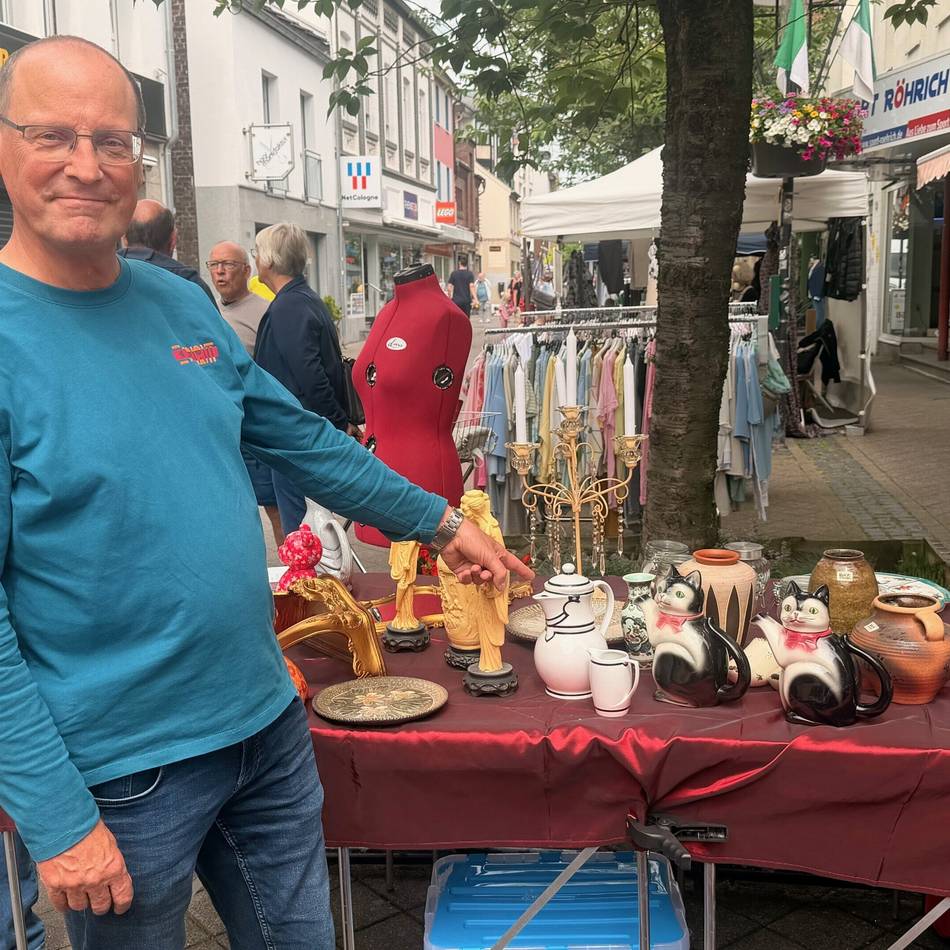Zwischen lachender Kaffeekanne und Hochzeitsglück: Auf Schatzsuche beim Dormagener Citytflohmarkt