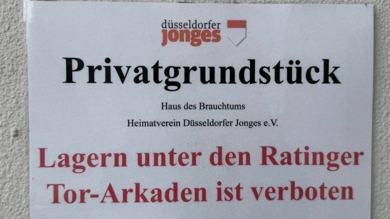 Stadt Düsseldorf will die Sache klären: „Lagern verboten“ am Ratinger Tor – Wirbel um Obdachlosen-Aushang der Jonges