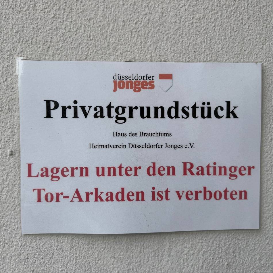 Stadt Düsseldorf will die Sache klären: „Lagern verboten“ am Ratinger Tor – Wirbel um Obdachlosen-Aushang der Jonges