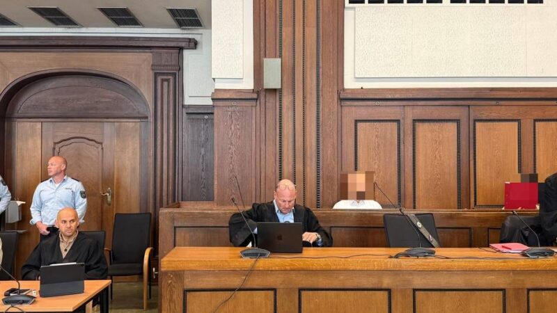 Messerstiche in Düsseldorf: Drei junge Männer wegen versuchten Totschlags vor Gericht