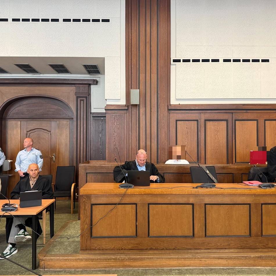 Messerstiche in Düsseldorf: Drei junge Männer wegen versuchten Totschlags vor Gericht