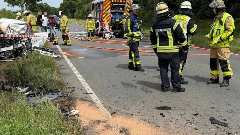 Schwerer Verkehrsunfall in Krefeld: Schwerverletzter nach Kollision mit Lkw Sperrung der B9 aufgehoben