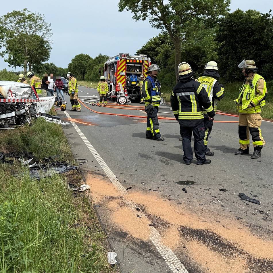 Schwerer Verkehrsunfall in Krefeld: Schwerverletzter nach Kollision mit Lkw Sperrung der B9 aufgehoben
