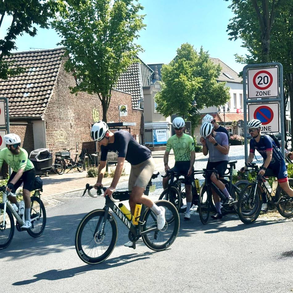 DUS300-Station in Meerbusch: Heißer Marathon, kühler Stopp – Osterather verpflegen Radfahrer