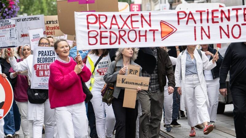 Ärzte protestieren in Neuss: „Unsere Arbeit geht schon jetzt zu gut einem Drittel über das Budget hinaus“