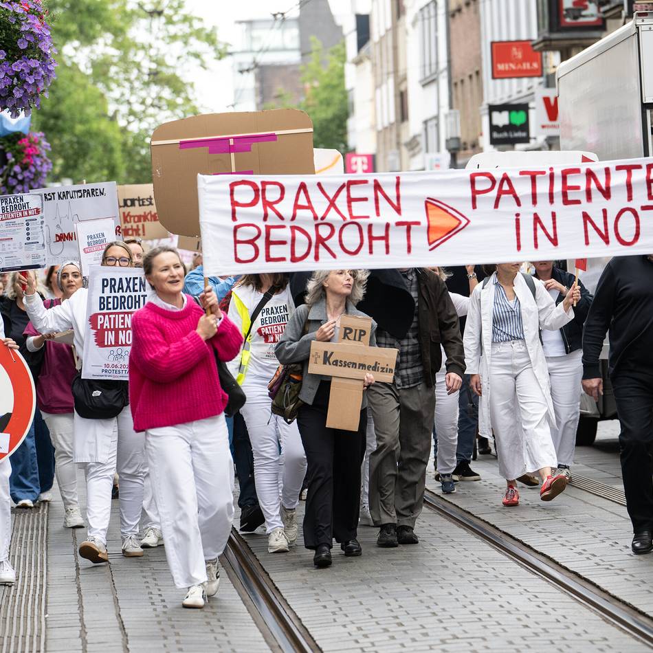 Ärzte protestieren in Neuss: „Unsere Arbeit geht schon jetzt zu gut einem Drittel über das Budget hinaus“