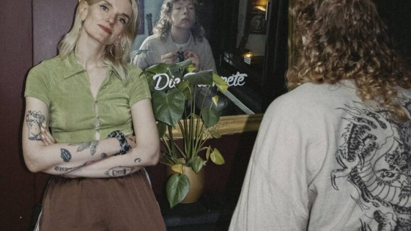 „Tits & Bits“ im Zakk: Queere Comedy-Late-Night-Show mit Potenzial