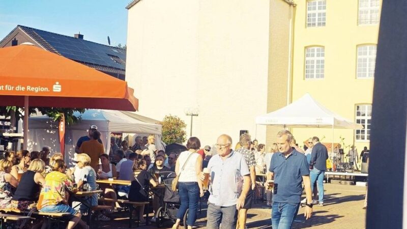 Feierabendmarkt auf dem Nikolausplatz: Neues Format in Brüggen kommt an