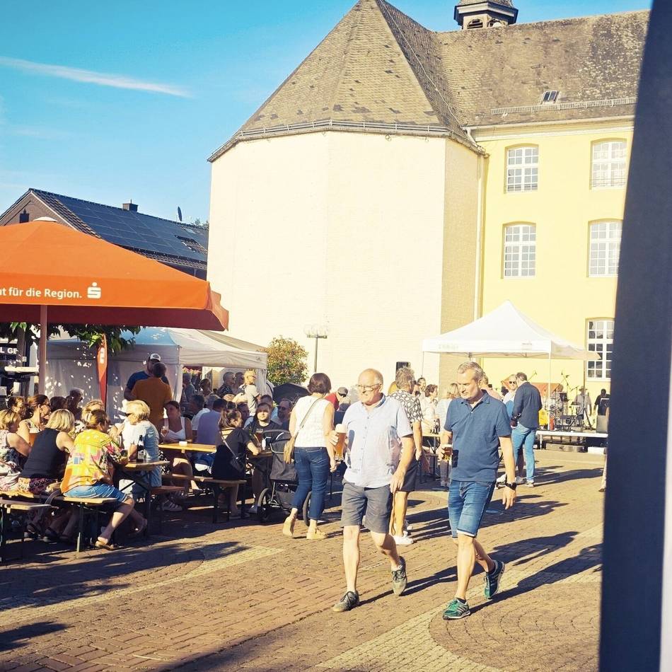 Feierabendmarkt auf dem Nikolausplatz: Neues Format in Brüggen kommt an