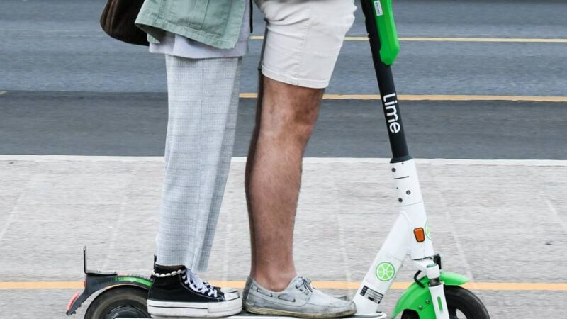 Unfall in Kaarst: E-Scooter-Fahrer flüchtet nach Zusammenstoß mit Fußgänger